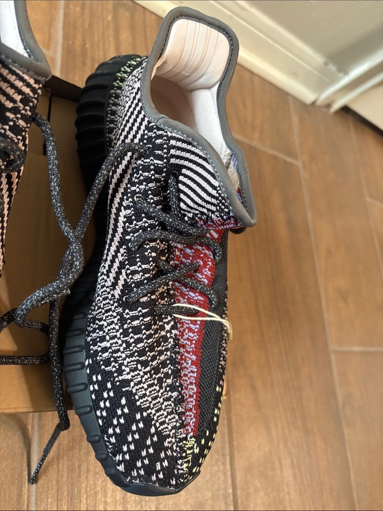 adidas Yeezy Black & Red Knit Low-Top Sneakers main image 12